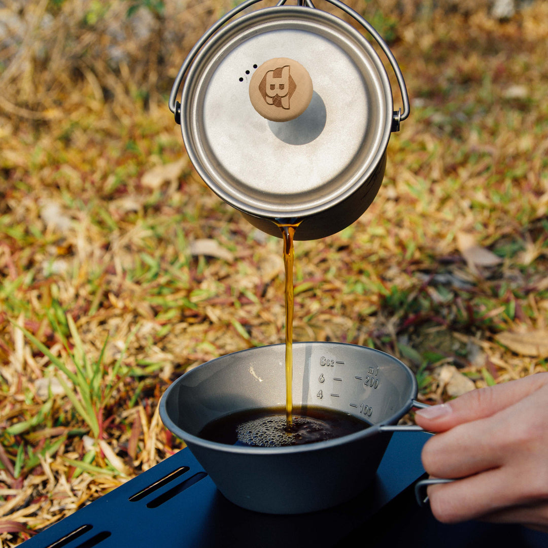 Bestargot Titanium Beker 750 Ml – Ultralicht (150 G) Met Isolatiezak, Vouwhandgreep, Maatverdeling, Geschikt Voor Open Vuur, Ideaal Voor Solo-kamperen, Wandelen En Bushcraft